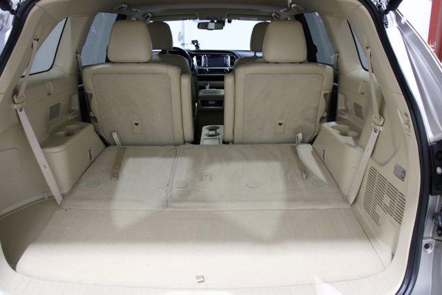 Photo of 2016 Blizzard Pearl Toyota Highlander