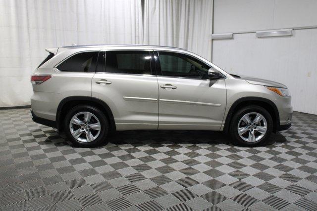 Photo of 2016 Blizzard Pearl Toyota Highlander