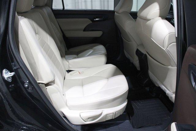 Photo of 2021 Midnight Black Metallic Toyota Highlander