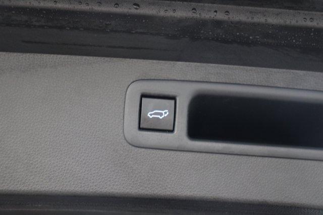 Photo of 2021 Midnight Black Metallic Toyota Highlander