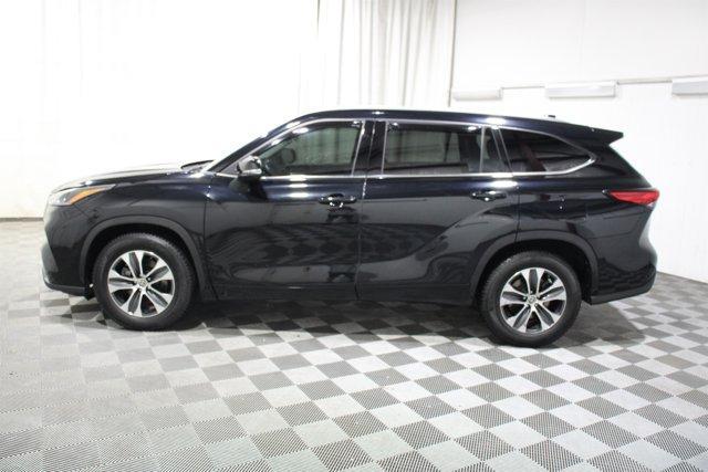 Photo of 2021 Midnight Black Metallic Toyota Highlander