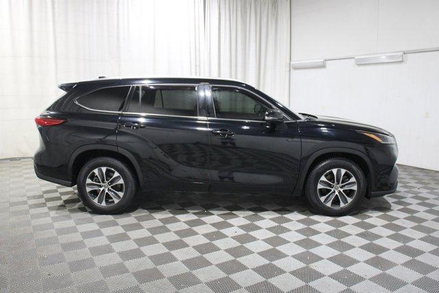 Photo of 2021 Midnight Black Metallic Toyota Highlander