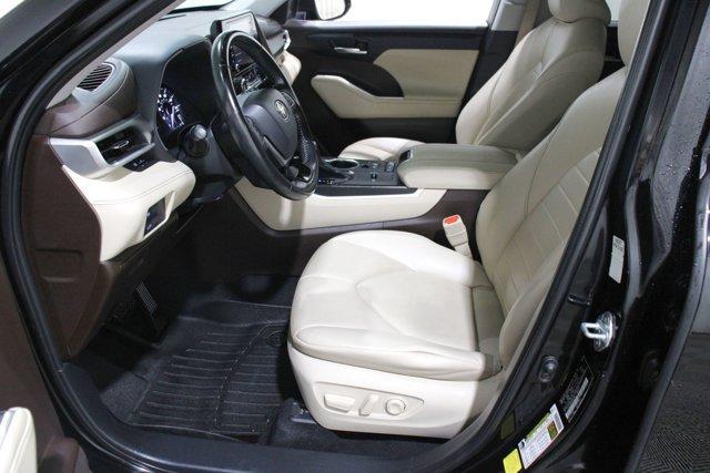 Photo of 2021 Midnight Black Metallic Toyota Highlander