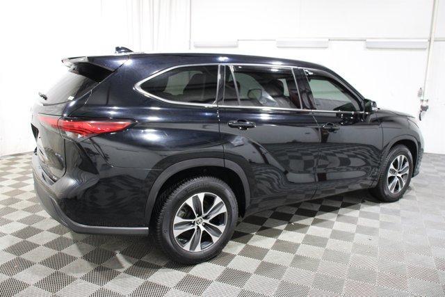 Photo of 2021 Midnight Black Metallic Toyota Highlander
