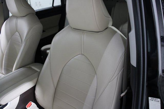 Photo of 2021 Midnight Black Metallic Toyota Highlander
