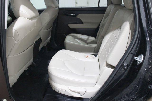 Photo of 2021 Midnight Black Metallic Toyota Highlander