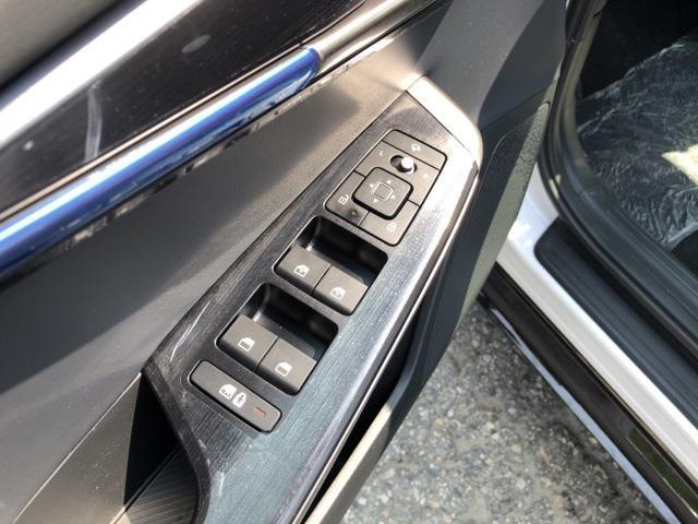 Photo of 2025 Glacier White Pearl Kia EV6
