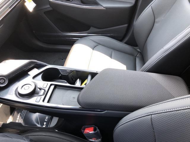 Photo of 2025 Glacier White Pearl Kia EV6
