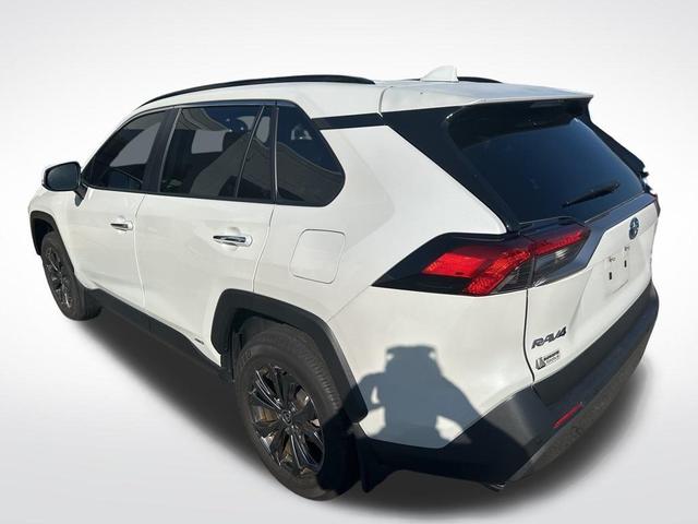 Photo of 2024 White Toyota RAV4 Hybrid