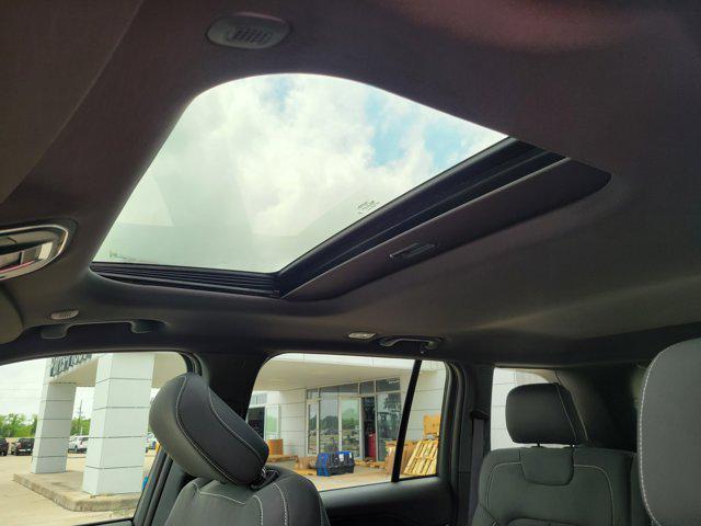 Photo of 2025 Bright White Clearcoat Jeep Grand Cherokee