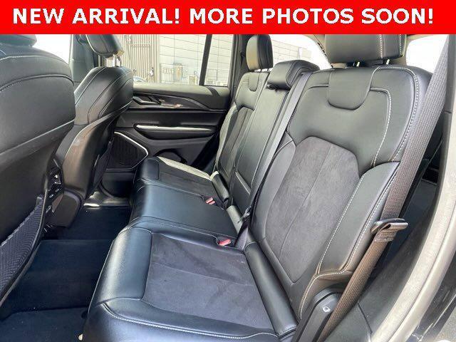 Photo of 2022 Diamond Black Crystal Pearlcoat Jeep Grand Cherokee