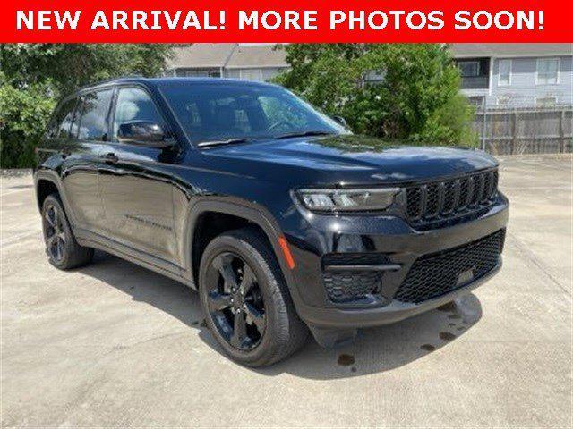 Photo of 2022 Diamond Black Crystal Pearlcoat Jeep Grand Cherokee