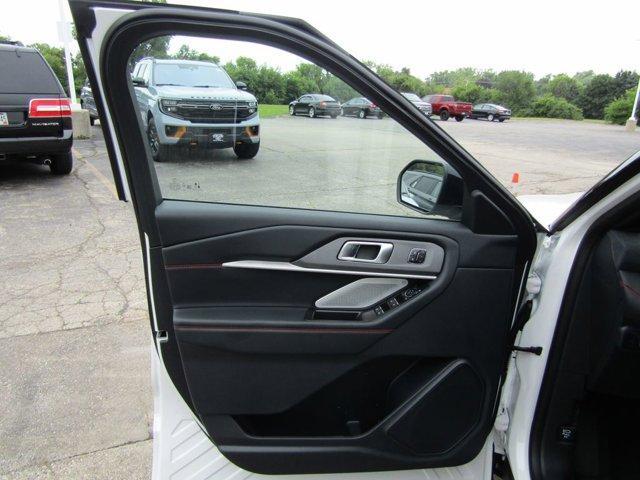 Photo of 2025 White Metallic Ford Explorer