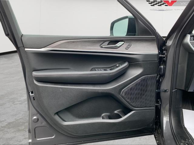 Photo of 2025 Metallic Jeep Grand Cherokee