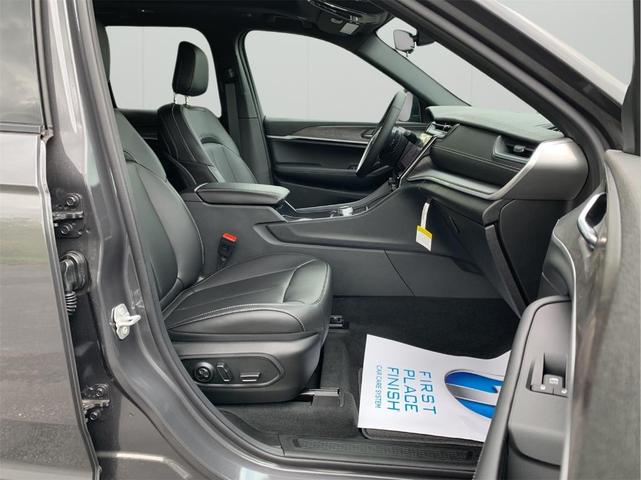 Photo of 2025 Metallic Jeep Grand Cherokee