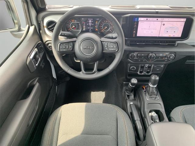 Photo of 2025 Bright White Clearcoat Jeep Wrangler