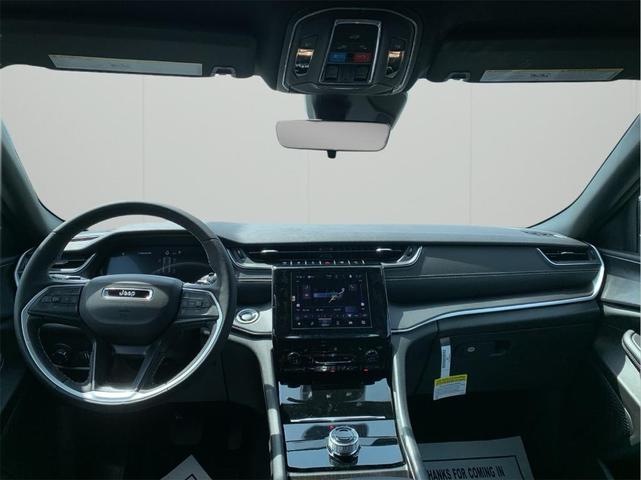 Photo of 2025 Metallic Jeep Grand Cherokee