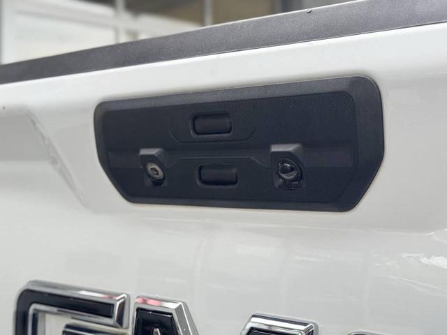 Photo of 2021 White GMC Sierra 1500