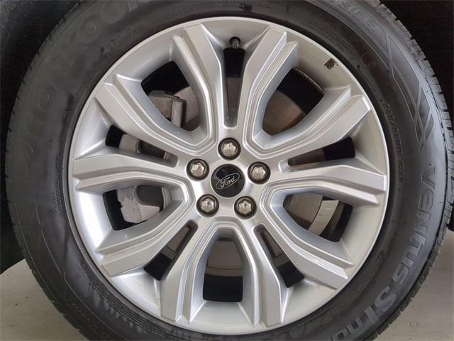 Photo of 2024 Green Metallic Ford Edge
