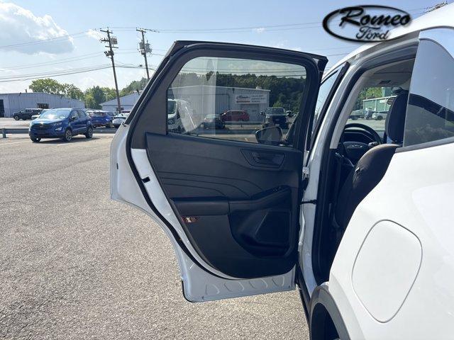 Photo of 2022 Oxford White Ford Escape