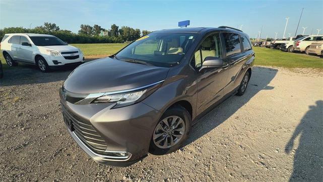 Photo of 2022 Predawn Gray Mica Toyota Sienna