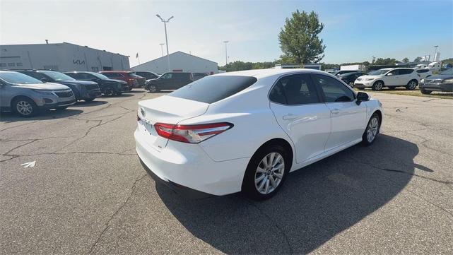 Photo of 2018 Super White Toyota Camry