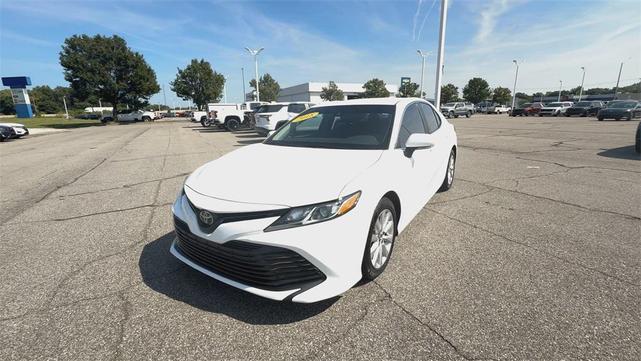 Photo of 2018 Super White Toyota Camry