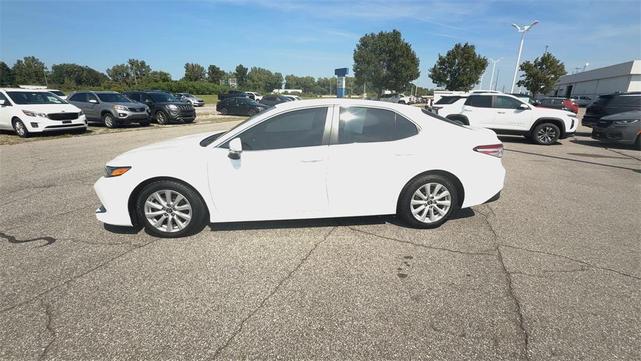 Photo of 2018 Super White Toyota Camry