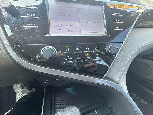 Photo of 2018 Super White Toyota Camry