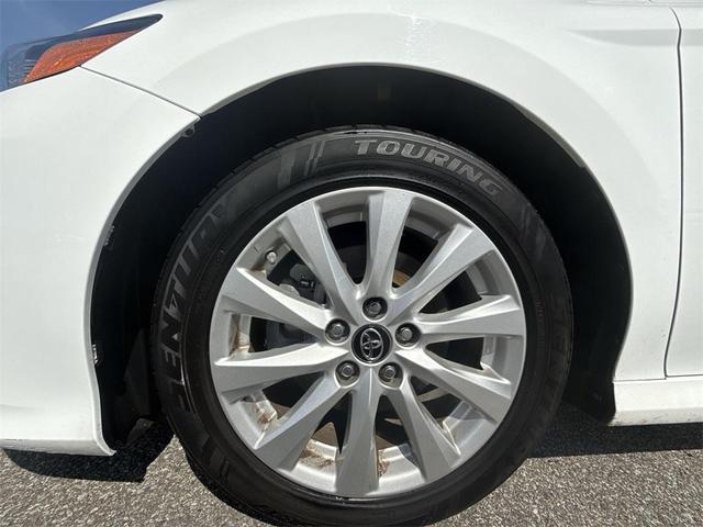 Photo of 2018 Super White Toyota Camry