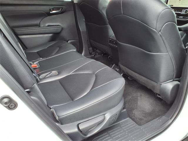 Photo of 2023 Pearl Toyota Highlander