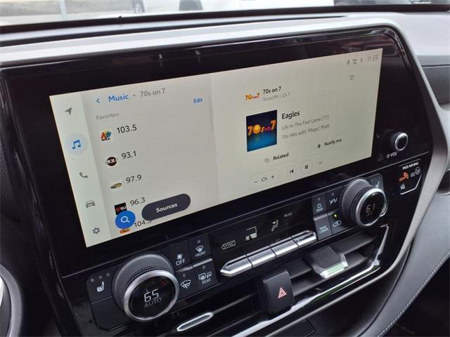 Photo of 2023 Pearl Toyota Highlander