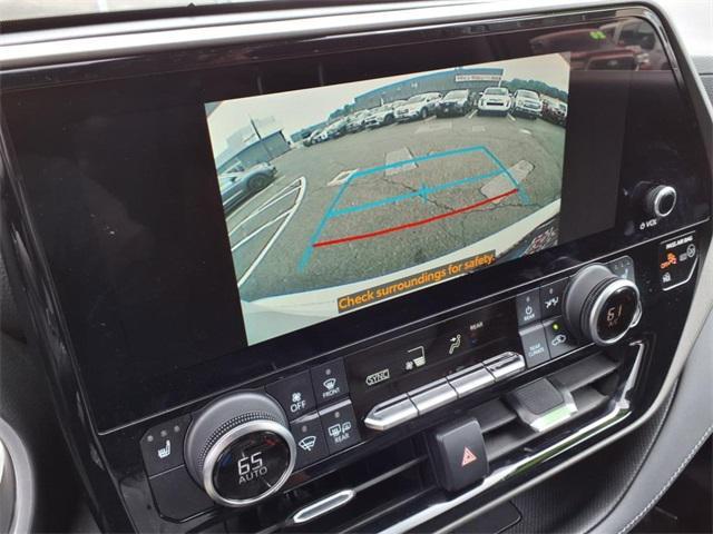 Photo of 2023 Pearl Toyota Highlander