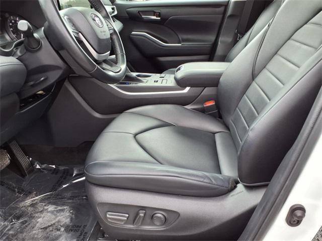 Photo of 2023 Pearl Toyota Highlander