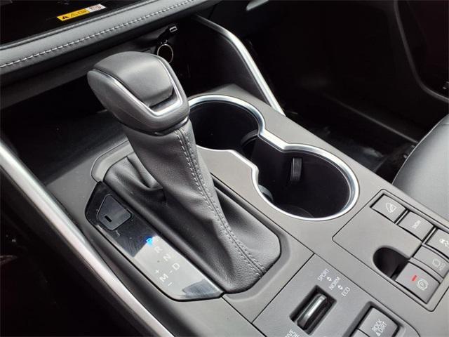 Photo of 2023 Pearl Toyota Highlander