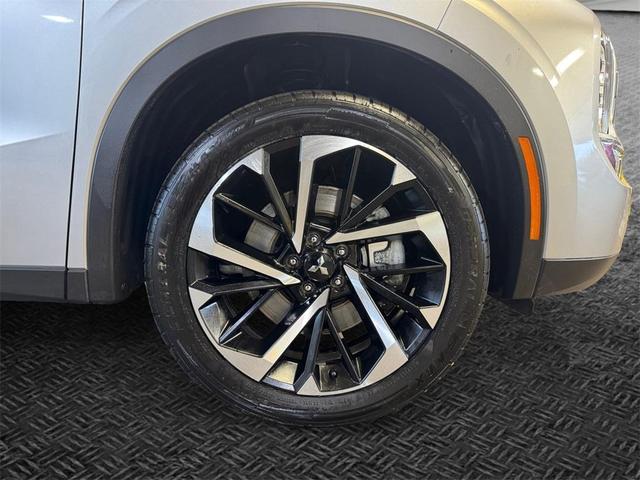 Photo of 2023 Alloy Silver Metallic Mitsubishi Outlander