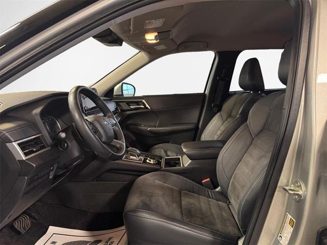 Photo of 2023 Alloy Silver Metallic Mitsubishi Outlander