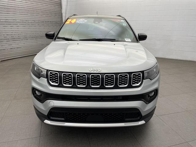 Photo of 2024 Silver Zynith Metallic Clearcoat Jeep Compass