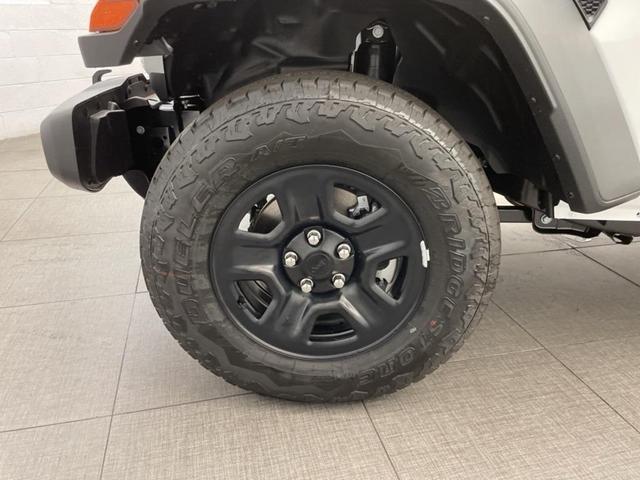 Photo of 2025 Bright White Clearcoat Jeep Gladiator