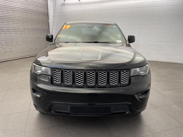 Photo of 2019 Diamond Black Crystal Pearlcoat Jeep Grand Cherokee