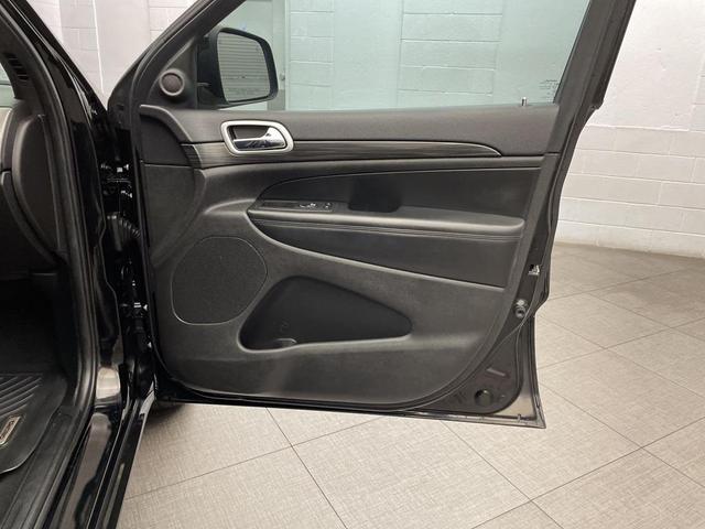 Photo of 2019 Diamond Black Crystal Pearlcoat Jeep Grand Cherokee