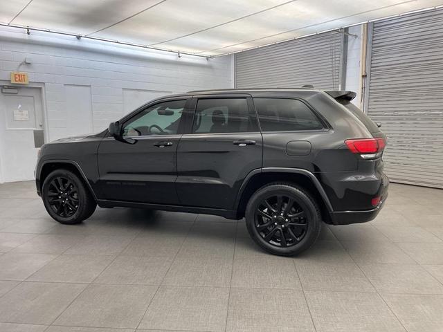 Photo of 2019 Diamond Black Crystal Pearlcoat Jeep Grand Cherokee