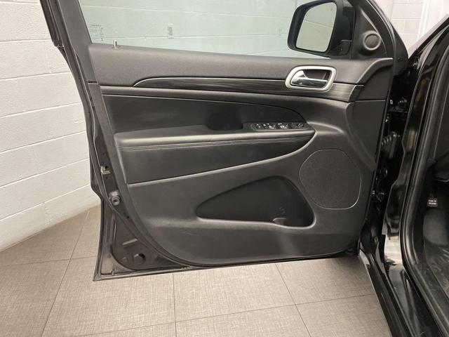 Photo of 2019 Diamond Black Crystal Pearlcoat Jeep Grand Cherokee