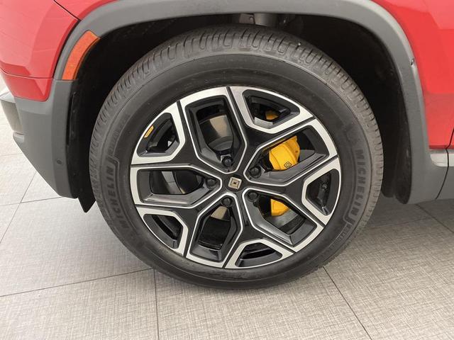 Photo of 2024 Orange Rivian R1S