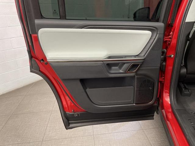 Photo of 2024 Orange Rivian R1S