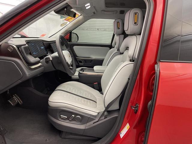Photo of 2024 Orange Rivian R1S