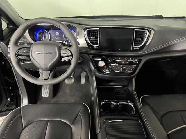 Photo of 2024 Diamond Black Crystal Pearlcoat Chrysler Pacifica