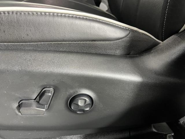 Photo of 2024 Diamond Black Crystal Pearlcoat Chrysler Pacifica