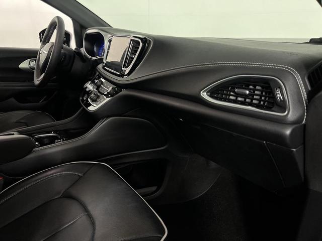 Photo of 2024 Diamond Black Crystal Pearlcoat Chrysler Pacifica