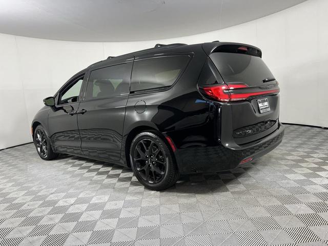 Photo of 2024 Diamond Black Crystal Pearlcoat Chrysler Pacifica